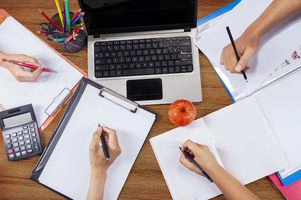 Étudiant mains faisant des devoirs 3 — Photo