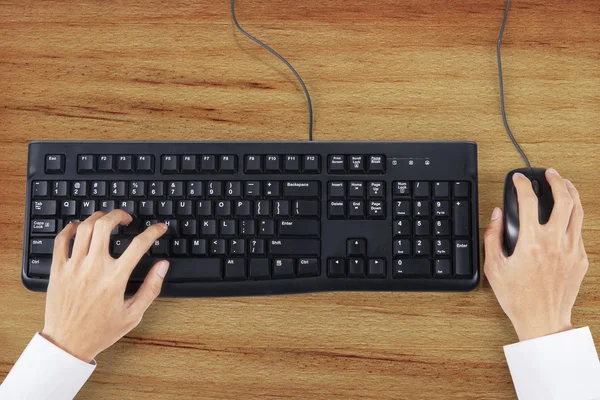 Manos escribiendo en el teclado con el ratón 1 —  Fotos de Stock