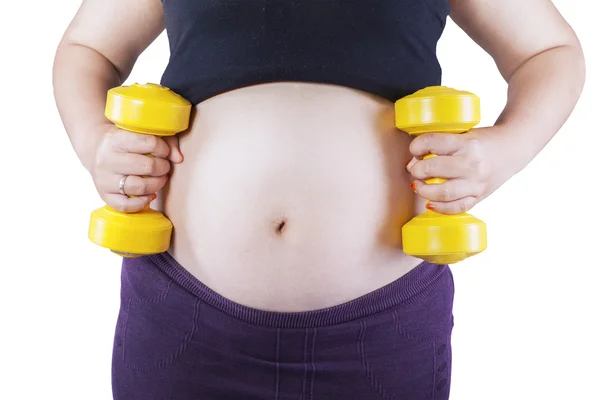 Zwangere vrouw uitoefenen met halters 2 — Stockfoto