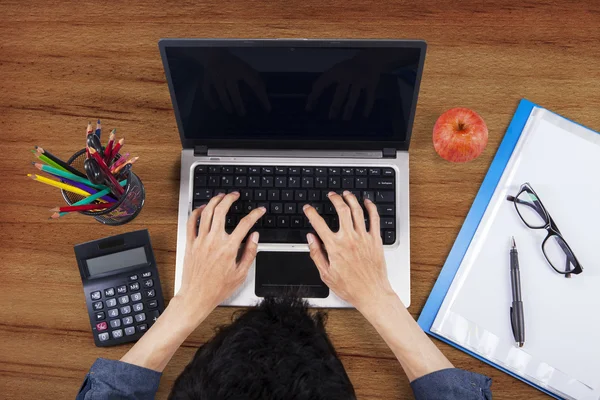 Estudante fazendo lição de casa com laptop — Fotografia de Stock