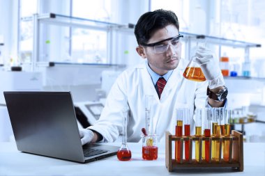 Asya kimyager laboratuvar olarak çalışma