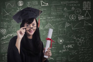 sınıfta mutlu gülümseyerek bekarlığa veda