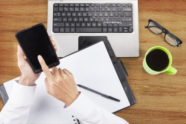 elleri çalışmak için Smartphone kullanarak