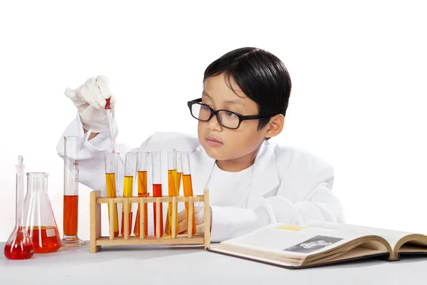 Azjatycki chemik za pomocą zakraplacza — Zdjęcie stockowe