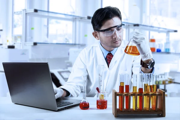 Azjatycki chemik pracuje w laboratorium — Zdjęcie stockowe