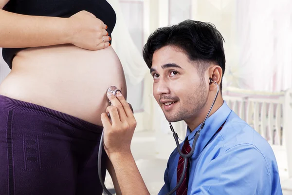 Asiatischer Vater hört seinem Baby zu — Stockfoto