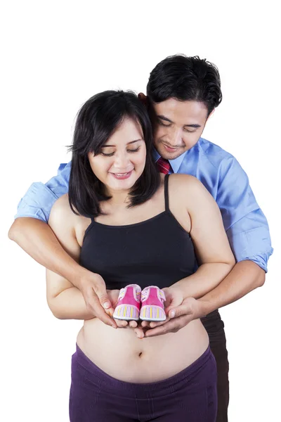 亚洲父母看着婴儿鞋 — 图库照片