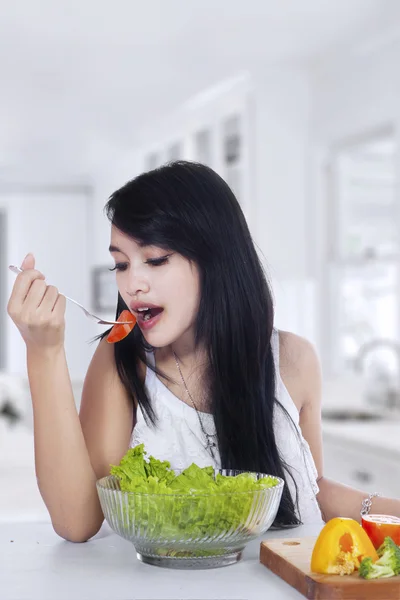 Mulher bonita come tomate — Fotografia de Stock