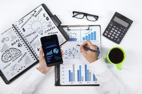 Empresario manos trabajando con el teléfono inteligente 1 — Foto de Stock