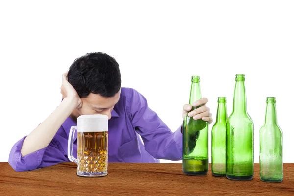 Drunk man holding beer 1 — Stock Photo, Image