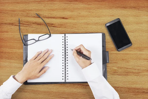 Manos haciendo un plan en el libro de agenda —  Fotos de Stock