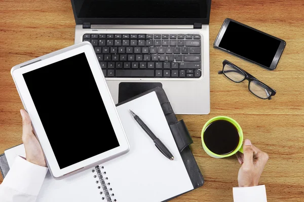 Hands with tablet and coffee — Stock Photo, Image