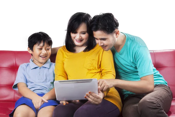 Mutlu bir aile dijital tablet kullanma — Stok fotoğraf