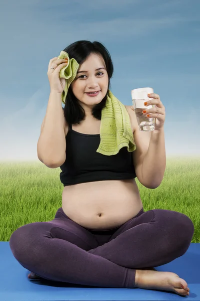 Femme enceinte en bonne santé boissons eau — 图库照片