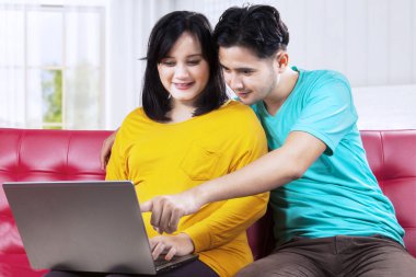 dizüstü bilgisayar kullanarak hamile olan adam