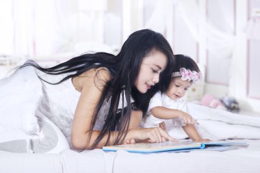 Anne ve bebek kitap okumak