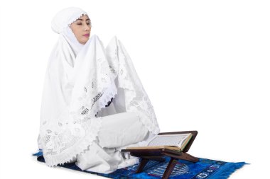 Müslüman kadının geleneksel bir şekilde dua