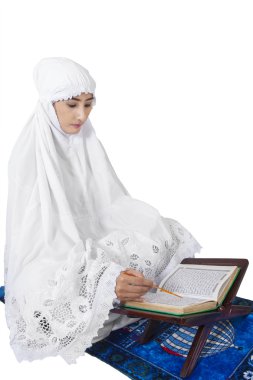 Müslüman kadının okuma kuran