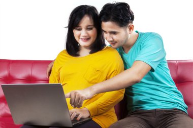 hamile kadın ve kocası dizüstü kullanarak