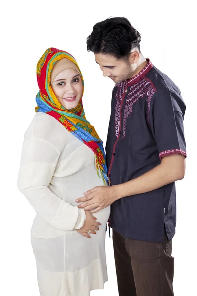 Islamica coppia incinta in studio — Foto Stock