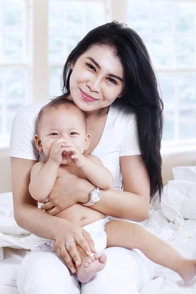 Ibu dan bayi di kamar tidur — Stok Foto