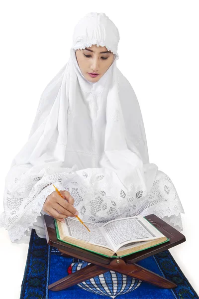 Muslim woman reads Kuran 1 — Stock Photo, Image