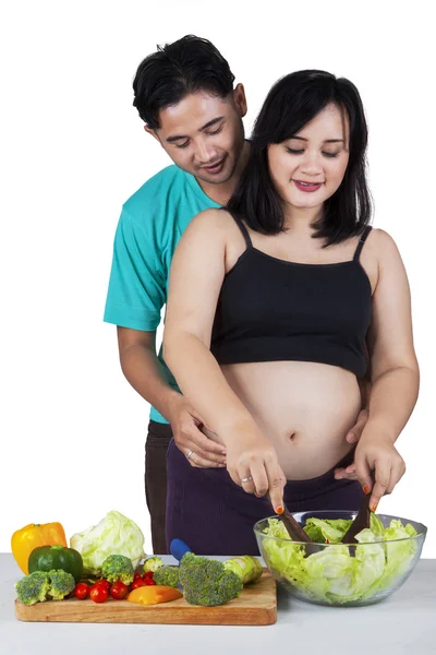 Femme enceinte préparant la salade — Photo