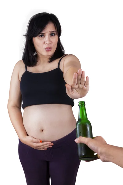 Hamile kadın içki reddetti — Stok fotoğraf
