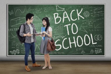 Asyalı Öğrenciler sınıfta ayakta