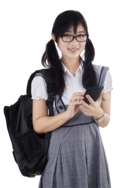 Akıllı telefon kullanan kız öğrenci.