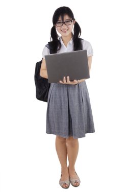 stüdyoda ayakta tam uzunlukta öğrenci