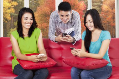 akıllı telefon kullanan arkadaş grubu