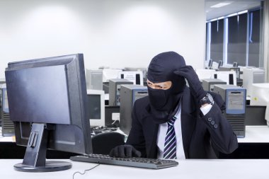 hacker'bocalama takım elbise