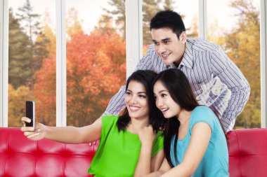 gülümseyen insanlar öz portre almak