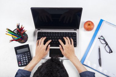 öğrenci ile laptop ve okul Kırtasiye