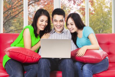 dizüstü bilgisayar kullanan üç Asya kişiler