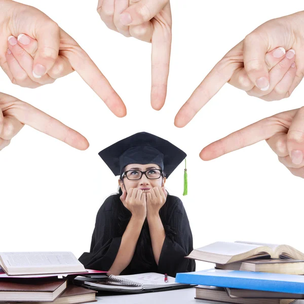 Bacharel sendo intimidado por colegas de classe — Fotografia de Stock