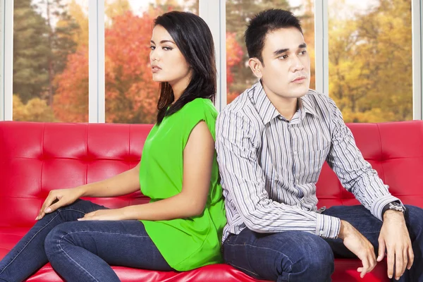 Couple se quereller et s'asseoir séparément — Photo
