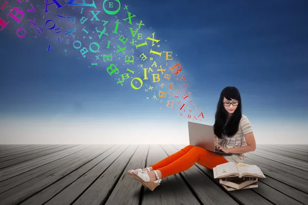 Female student studying with laptop — Stock Photo, Image