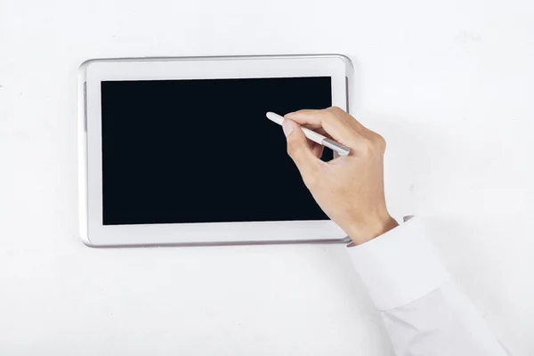 디지털 태블릿 1에 스타일러스 펜을 사용 하 여 손 — 스톡 사진