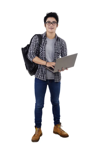 Mannelijke trendy student bedrijf laptop — Stockfoto