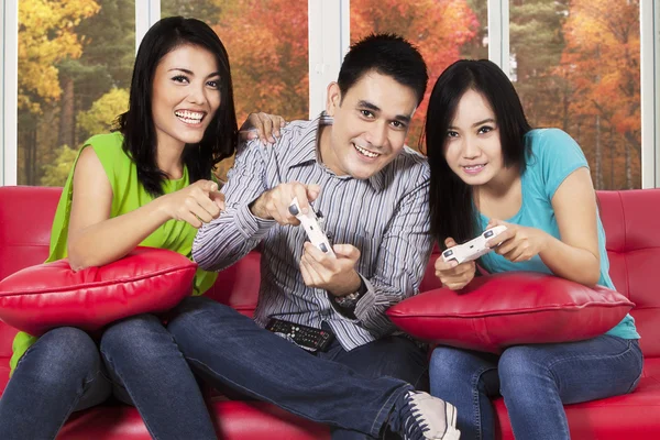 People playing game console at home — Stock Photo, Image