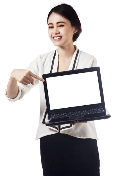 Mooie vrouw toont lege laptop scherm — Stockfoto