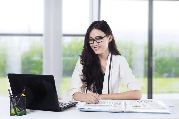 Mooie vrouw die lacht op camera in kantoor 1 — Stockfoto