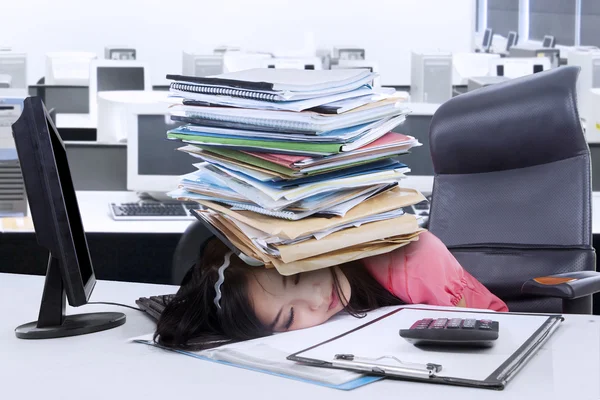 Secretary with paperwork on her head — Stock Photo, Image