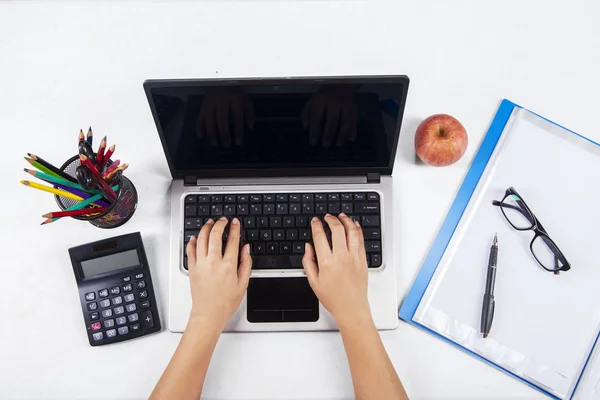 Étudiant avec ordinateur portable et papeterie scolaire 1 — Photo