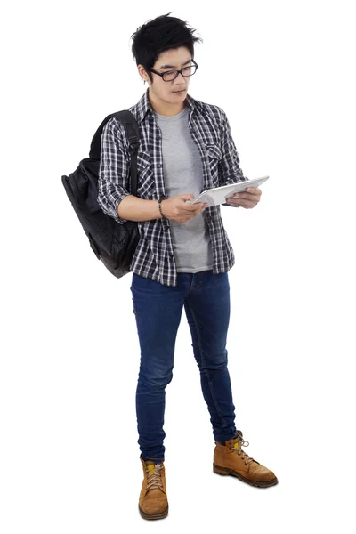 Trendy öğrenci holding dijital tablet — Stok fotoğraf