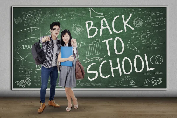 Deux étudiants asiatiques de retour à l'école — Photo