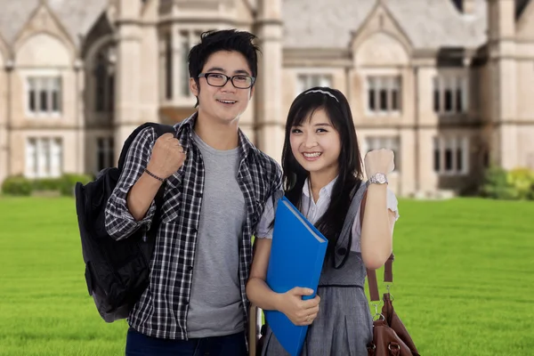 Two attractive students expressing success — Stock Photo, Image