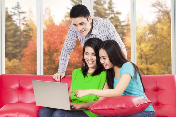 Två kvinnan och pojken med laptop — Stockfoto